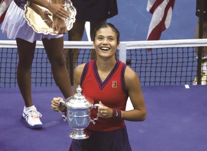 她以出色的 她以出色的